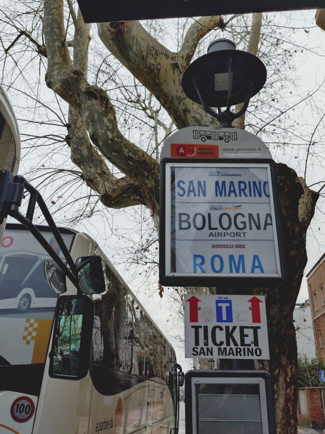 サンマリノ行のバス乗り場。<br />チケットは、Bonelli Busのサイトから予約。<br />出発は、１１時４５分。