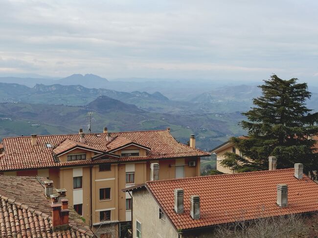 山の中をグングンとバスは走って行き、<br />１２時半頃にサンマリノ共和国の旧市街に到着。<br />サンマリノのバス停近くからの眺め。