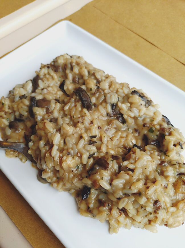 旧市街に入る前にランチ。<br />コメが食べたくてリゾットを注文。