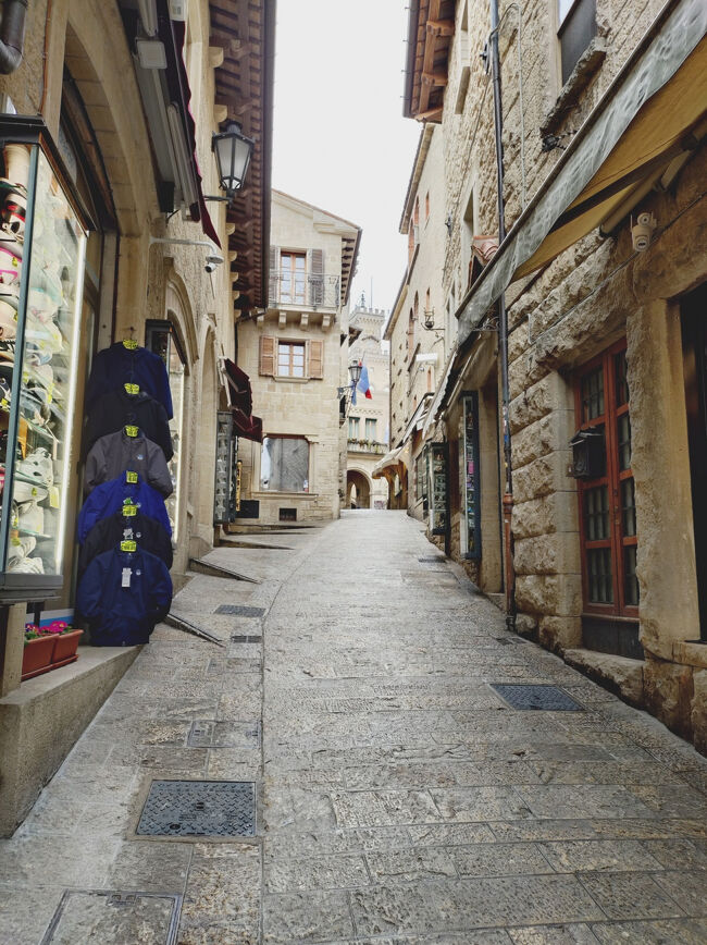 サンマリノ共和国の旧市街<br />お店は閉まっているところが多い。