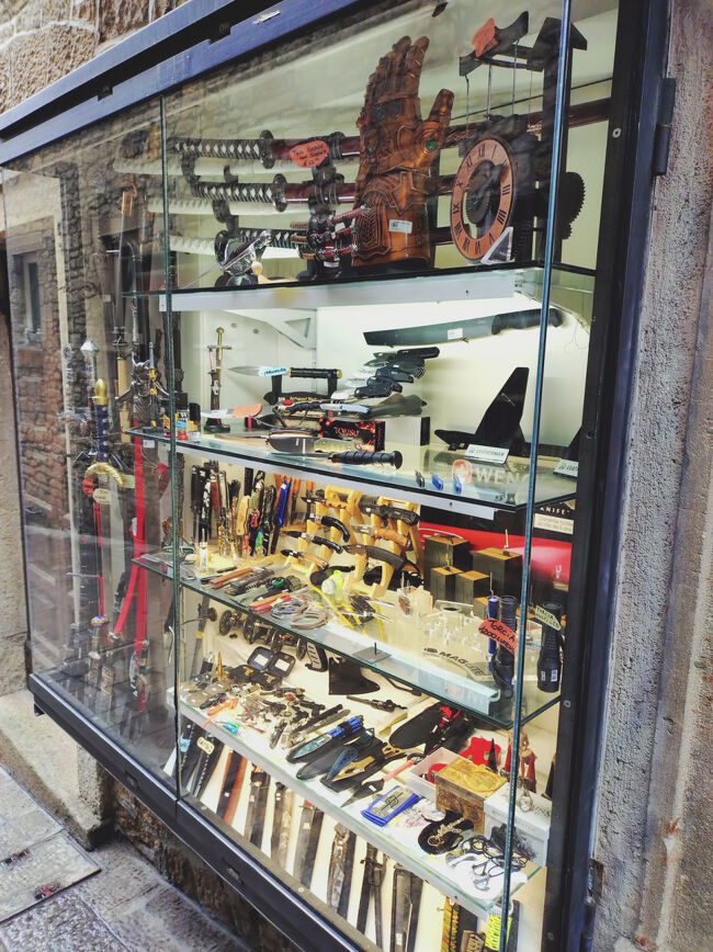 サンマリノ共和国の旧市街<br />怪しいものがいっぱい！EUに加盟していないから規制が緩いとか。。。