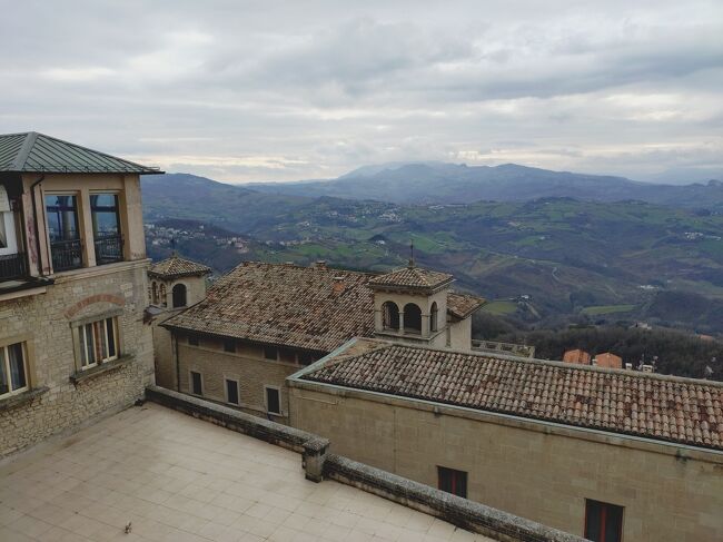 リベルタ広場からの眺め。<br />山々が美しい。