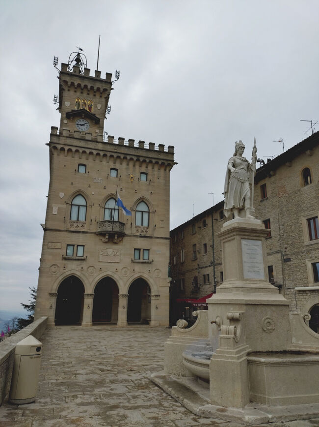 リベルタ広場。<br />建物は、Palazzo Pubblico della Repubblica di San Marino。