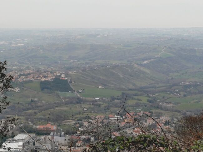 サンマリノ共和国の旧市街からの眺め。