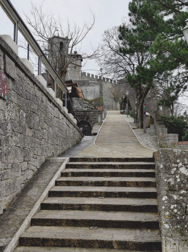 サンマリノ共和国には３つの城砦があり、「第１の砦グアイタ」、「第２の砦チェスタ」、「第３の砦モンターレ」という名前が付いている。