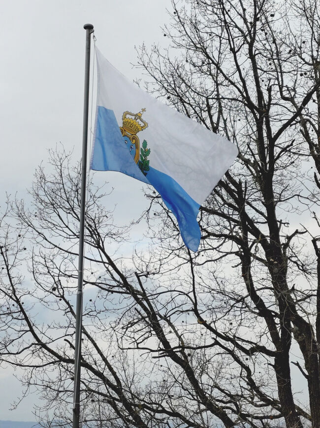 サンマリノ共和国の旗。<br />現存する世界最古の共和国として知られている。