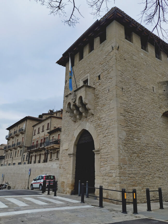 旧市街に戻り記念にマグネットを購入。<br />帰りのバスの時間が近づいてきた。