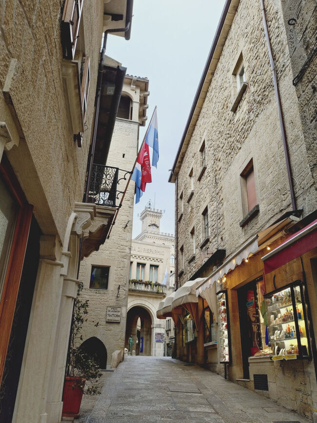 何とかオープンしているお店を見つけマグネットを買えた。