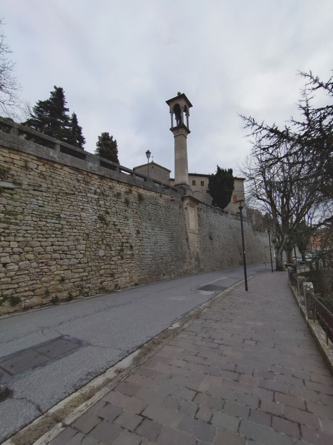 城壁の外をバス停まで歩いて行く。