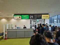 ＺＧ55便バンコク行きは、成田空港14:30発の予定です。
出発予定時刻の30分前から搭乗開始されました。
この日実際に離陸したのは、14:56でした。