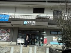 厚木小田原道路を通って小田原　
12時になったので　漁港の駅でランチをとります
1階はお土産やさん、いろいろおいしそう　でもまだ買いません