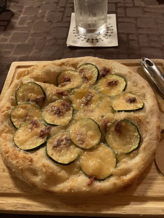 ズッキーニとアンチョビのピザです。<br />少し塩味が効いてましたが、肉厚のビザでこちらも美味しかったです。<br /><br />この後、店を出たんですが外は街灯が無い為真っ暗、そして強い風と雨も降り出し、傘も役に立たないくらいでした。道が暗くてホテルまで行けずまた店に戻ってしまいました。そしたら店の女将さんが、道案内しようとしてくれたんですが、その時偶然に女将さんの友達と言う三十代くらいの島人の男性が車で店に来ました。すかさず女将さんが、こちらのお客をプリシアリゾートホテルまで送ってくれる？と話してくれました。車で来た島人の男性がいいですよ！と言ってくれてホテルまで送ってくれたんです。感謝です。<br />初ヨロン島旅で初日から島人にお世話になってしまいました。これも旅の思い出です。^_^<br />ホテルまで送ってもらった時に私はいつも旅でお世話になったり協力してもらったりした時にお礼をと自分が住んでる街の名産品を持参して行きます。この時、ホテルまで送ってくれた島人の男性にちょと待って下さい！と言ってリュックから地元の名産品のウナギ羊羹を島人の男性にお礼に渡しました。<br />ありがとうございました！と言って別れました。^_^<br />