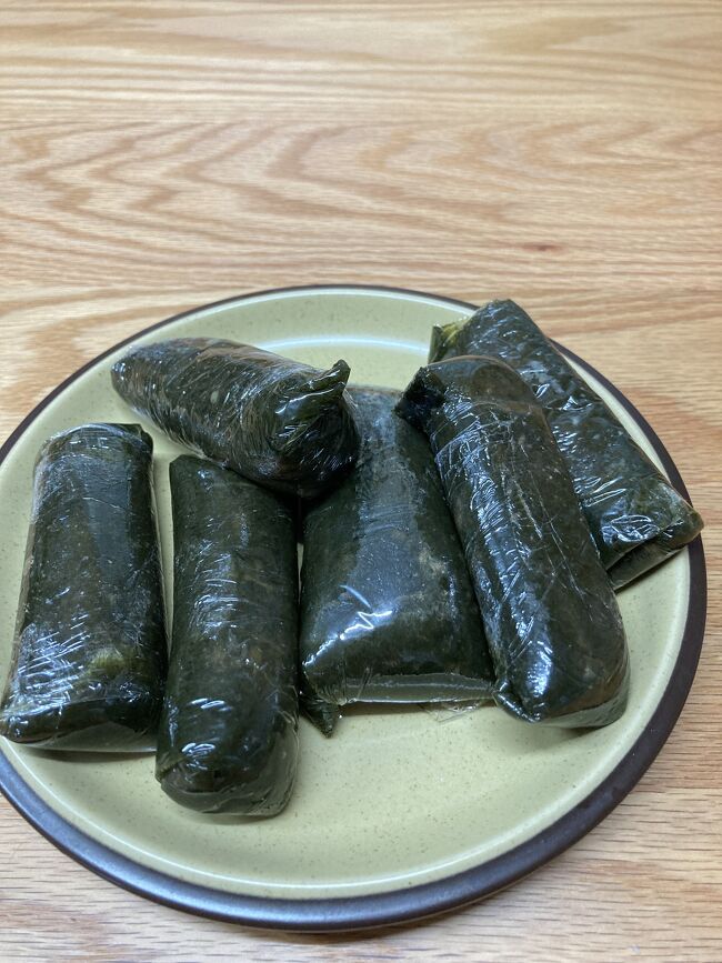 サトウキビ狩り体験の後はガイドが自宅に招いてくれて奥様が作った、よもぎ餅を食べて下さいと出してくれました。