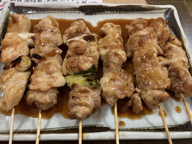 こちらはお任せ6本の串焼きです。<br />注文しましたが、失敗しました。笑<br />写真では分かりにくいですが、焼き鳥が太くて肉厚で大きいんです。これだけで腹一杯になります。<br />お腹が膨れて残そうと思いましたが、頑張って全部食べました。メタボ倍増です。笑