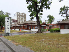 台東駅から市街まではバスもあるのですが、あいにくの雨で目的地の宝町芸文中心にダイレクトに行くためタクシーを使用。
ここは日本統治時代の建物を復元している地区です。