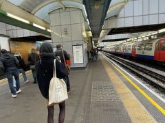 さて、今日ははじめての電車移動。

イギリスのMetroに挑戦してみます(* 'ᵕ' )☆

早速何線がなんやら乗り場がなんやら、スマホで確認していると、メトロ職員のおじさんが話しかけてくれました。

大英博物館に行くためRussel Squareまで行きたいと告げると、
「3番線、青のPicadilly Lineだよ。」
と構内の看板を指さして教えてくれました。

わーイギリス人って優しいんだねー。と1が100になってしまう現象に陥った母。笑

それが仕事だからね。と思いつつも、
職員さんの大心遣いのおかげで予定通りの電車に乗れたのです。