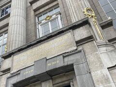 駅から歩くこと10分程で到着。

事前予約の時間ぴったり、10:10！よし！

意図せず裏口に到着、ここから手荷物検索を受けたらそのまますんなり入場できました。

閑散期だからかもですが、特に予約なども確認されることなくなんか拍子抜け。笑　まあ、無料開放されてますし。