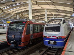 仕込み終了後は右側に停車中の特急列車に乗ります。
左側の列車名は「海里」と言い、休日を中心に酒田方面に運行している列車です。
桜の季節になると「桜海里」と言う名称で高田まで運行するみたいです。