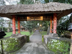 昼間に訪ねたARMA美術館では、月曜日の夜にケチャックとファイヤーダンスのショーがその前庭で行われると看板に書いてあった。そこで、18時半くらいにMamma Miaというイタリアレストランでパスタを食べてから、行ってみた。

チケットはその場で買えるようになっていた。