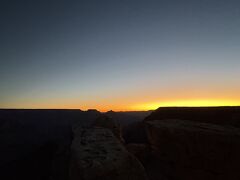 できる限りの防寒をして、マーサポイントで日の出を待ちます。