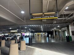 キングマンから途中ガソリンを入れて、スーパーで買い物してラスベガスへ。

空港近くのレンタカーセンターに返却。

返却専用レーンがあるので、簡単に返却できました。

レンタカーセンターを出て、右側に移動するとUberやLift を呼ぶポイントがあるので、そこで車を呼んでホテルへ移動します。

