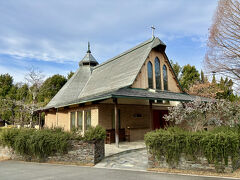 【 St. Raphael's Church @NARA HOTEL 】

ならまち（元興寺）の方から歩いてくると，奈良ホテルの裏口になるんでしょうか，敷地南西方にゲートがあります。ゲートを入ってすぐの所には，奈良ホテルのチャペル【聖ラファエル教会】が建っています。