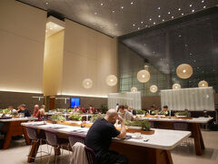 到着直前にフィッシュバーガー食べたので私はお腹空いてなかったけど父はちょっと何か食べたいというのでダイニングへ。