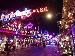 食事を終えて店を出る頃にはすっかり空も暗くなり、ネオンの光で道が照らされていました。このまま夜の街を散策してみたいところではありますが、翌日はアンコールワットの朝日鑑賞で５時起きなので、さっさとホテルに帰って寝ることにします。
