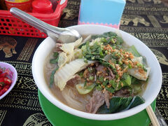 翌日の朝食は、ホテルで頼めばお弁当を用意してもらうこともできるようなのですが、頼み方もよく分からないし、荷物にもなるし、ということで、アンコールワットの見学後、遺跡の近くの小さな食堂で食べることになりました。注文したのは、カンボジアの朝食の定番、クイティウという米粉の麺です。味付けは日本のうどんのようにあっさりとしていて、朝食にピッタリ、という感じですが、添えられていたライムのような果物を少し絞っていれると一気にエスニックな雰囲気になり、味変を楽しめました。