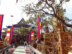 プールで長居することもできず、仕方なくという感じで街に出てみました。オールドマーケットを越え、そのまましばらく川沿いを歩いて行くと、何やら派手な建物が見えてきました。「ワット・プリア・プロム・ラス」という寺院のようです。