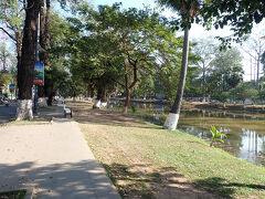 最終日、空港へ向かうのは昼食後なので午前中は空き時間となりますが、例によってホテルのプールを楽しめるような気温でもないので、再び街に出ることにして、特にあてもなく川沿いの散歩道を歩いて行きます。