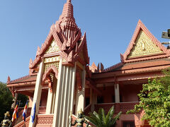 川の対岸の方に、大きな建物の屋根が僅かに見えたので、どうせ他に目的地も無いので歩いて行ってみることにしました。しばらく歩くと、大きな寺院が現れました。ワットボーという寺院のようです。