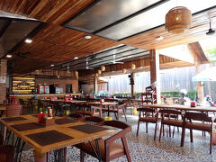 ホテルのチェックアウト時間が１２時で、１３時に空港への送迎を予約していたので、チェックアウト後にフロントで荷物を預かってもらい、昼食のためにホテルのすぐ隣の” Damnak Mahob”というレストランを訪れました。最近できたばかりのレストランのようで、半屋外のような感じで座席の間隔も広く、とてもゆったりとして寛げる空間になっています。