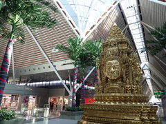 昼食後はホテルから空港に送迎してもらい、いよいよカンボジアを離れる時間となりました。約１年前にできたばかりの空港には、黄金の四面塔が鎮座しています。この空港だけでなく、今、シェムリアップの街なかには、モダンでセンス溢れるショップやレストランなどが次々とオープンしており、街の姿が大きく変わろうとしています。将来、シェムリアップが「アジア一のおしゃれタウン」などと呼ばれる日が来ても不思議ではないように思います。でもそうなると、きっと混雑が激しくなったり、物価が上がったりしてしまうと思うので、今のうちに訪れることができたのは幸運だったと思います。カンボジアに興味をお持ちの方は、ぜひ今のうちに訪問しておかれるよう、強くお薦めしたいです。