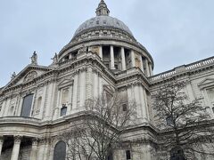 さて、電車で移動しやってきたのは
セントポール大聖堂。

余裕があったらいけたらいいなーと思ってたのでよかったです。