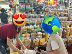 ベンタイン市場にいったら、この間うちの会社のベトナムの子がたべさせてくれた味付きのライスペーパー売ってたので、購入したんだけど。
６０ベトナムドンだった。１円切った買い物をうまれてはじめてしました!
なぜかここの人と一緒に写真とったw
