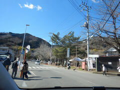 寄自然休養村管理センターが右手、左側が駐車場です。
センター前には出店が出て賑やかでした。
駐車場にはスタッフさんが大勢いらして誘導してくれました。