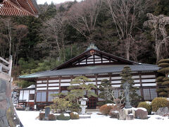 14:18 長泉寺 本堂
☆★江戸時代のお茶壺がある長泉寺、「ずいずいずっころばし」って何？★☆
江戸時代、宇治茶を茶壺に詰め江戸城まで運ぶ「お茶壺道中」と言われる行列があったそうです。その一行は中山道を通り、この長泉寺に宿泊したそうです。お茶壺行列が通ると沿道の庶民は戸を閉めて家に閉じこもったそうです。その様子を表現したのが「ずいずいずっころばし」の童謡だそうです。江戸時代の茶壺が何故長泉寺にあるかは定かではないそうですが、長泉寺には江戸時代のお茶壺が現存するそうです。
「龍の大天上絵」もあります。
*https://narai-chosenji.com/about/