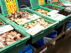 とれとれ市場に立ち寄りました。
フィッツシャーマンズワーフ白浜はこじんまりした感じ、とれとれ市場は駐車場とともに大きな施設です、伊勢海老は最終日に頂くことに。