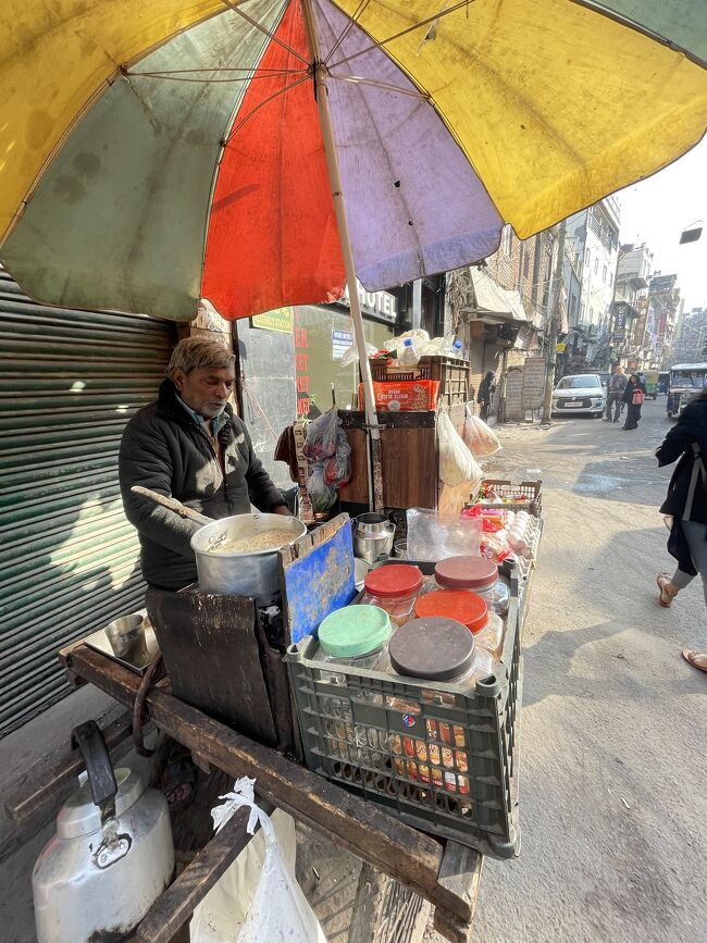 朝はストリートのチャイを飲む。チャイなら10ルピー、コーヒーなら20ルピー。