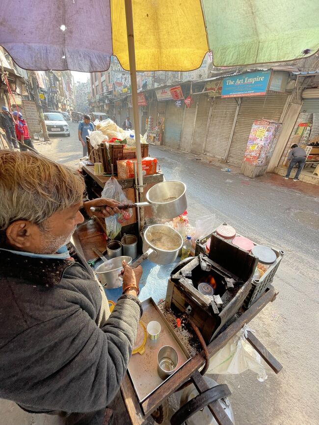 コーヒーは煮えたぎったミルクをインスタントに注ぐもの。甘くて美味しい。とにかくこの一杯だけはデリーでもほっとできる。