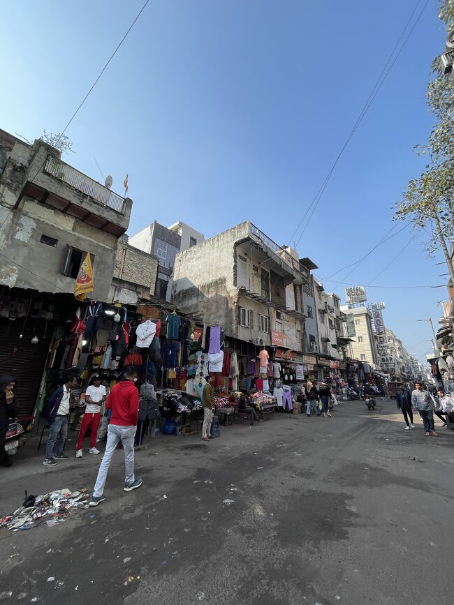 インドで鉄道チケットを手に入れるのは簡単ではないらしい。宿にはチケット手配代行カウンターがあるが「○○時にはいるよ」「まだ来ないな」「今日は来ないみたいだな」の繰り返しで時間だけが過ぎていく。<br />そこで「12go」という交通予約アプリを使って自力で取ろうと試みるも、クレジットが認識されないなどうまくいかない。<br />ありがたいことに同室のKさんが代わりに手配してくれ、ようやく昨日の夜におさえたのが、次の目的地アムリトサルへ向かう月曜の便。つまり土曜、日曜とあと2日、この喧騒の街で足止めとなる。<br /><br />◎Kさんはほかに、ixigoやUberなど旅の移動にさまざまなアプリを活用している。実際デリーの空港から市街地までの移動はUberを使えばかなり安全とのこと。バックパッカーもスマホ必携の時代であり、ということは旅に関する各種アプリを使いこなすことも求められる。なるほど、ぜんぜんついていけてない……。