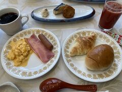 この日の朝食は、ミニバイキングからパンももらってきて、こちらを食べた。
もちろんご飯もあるけど、パンを食べたらお腹いっぱいになった。