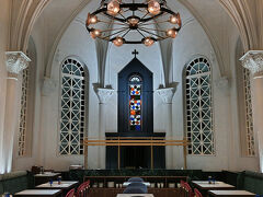 正面のステンドグラスのモチーフは「メダリオン」で、五島列島の椿の花をイメージしたものなんですって。上ばっかり見てたけど、こちらのレストランは床のモザイクタイルもとってもかわいい。