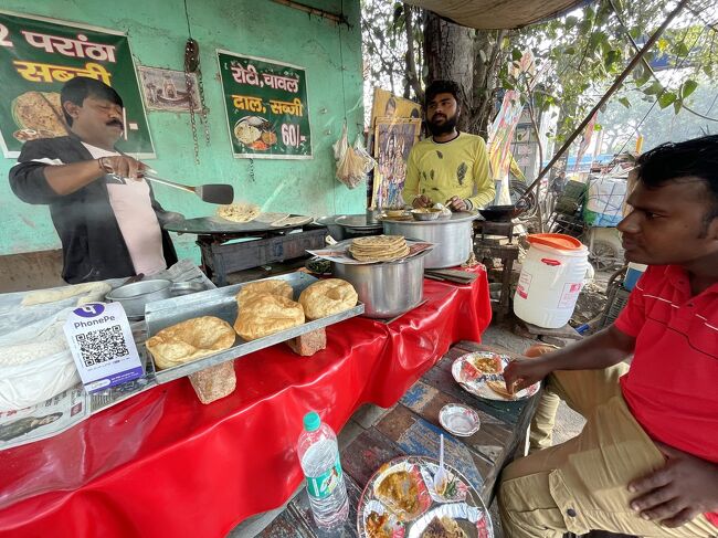 このデリーでの足止め時間は、「安らぎ」をテーマに過ごそうと思う。もちろんデリーでは不可能だろうが、少なくとも「観光地」には行かない。クラクションの喧騒から極力身を遠ざける。心理的負荷はおさえ、好きなものにお金を使う。<br />そう考えると多少の食欲も出てくる。やはりストリートフードは楽しい（そして安い）。地元のひとに食べ方を聞きながら食べるのがいい。観光地とか関係なく、こういうやりとりが一番楽しい。