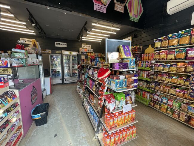 小綺麗なお菓子屋さん。こういう店では、うまくすると馴染みの味を見つけられる。