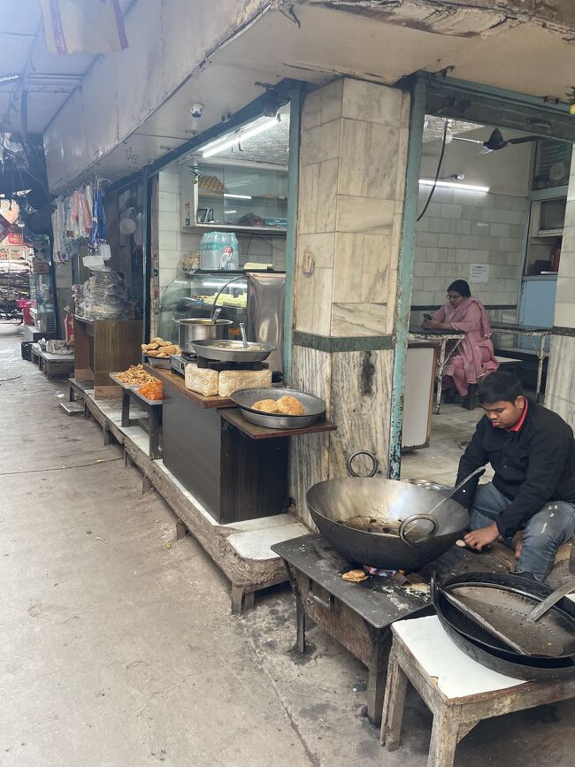 デリー駅周辺でも、少し路地を入れば多少は静かな通りがある。