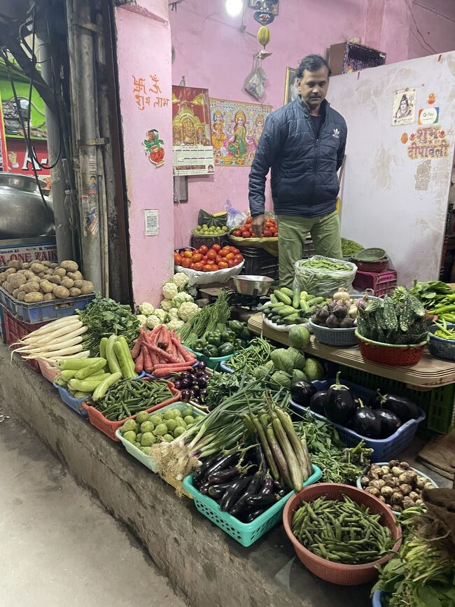 八百屋さん。混雑する通りではあんまり見ない。