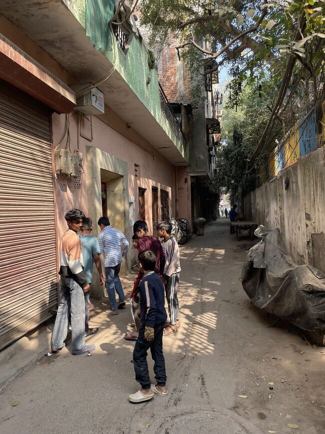 路地で遊ぶ子供たち。iPhoneを向けるとこっちに寄ってきてしまうので、どんな遊びかはわからなかった。