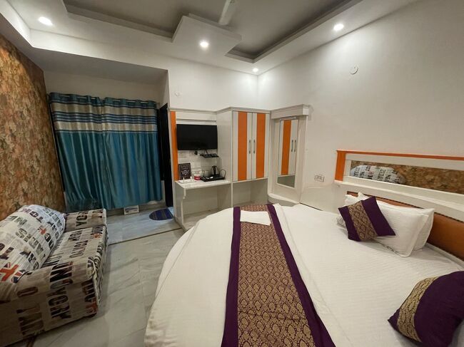 静かな路地を歩いたあとは、ドミトリーを引き払って同じホテルの個室に移る。これは確実に得られる「安らぎ」だ。<br />2500ルピー（約4200円）とドミトリーの2.5倍で、旅の１日の目安予算をオーバーするが、旅はマラソンなので無理はできない。必要なことだ。